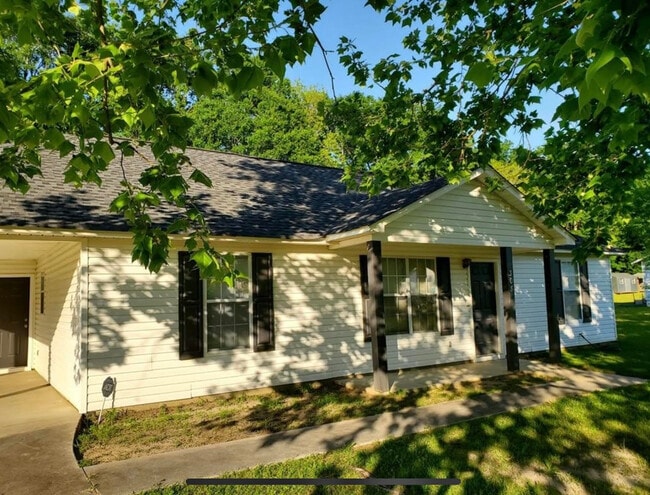 Building Photo - 308 Woods Way