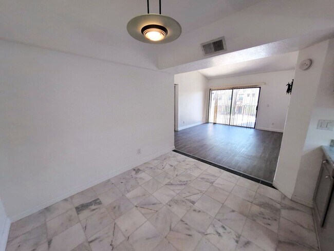 Building Photo - 2 Bedroom Condo Unit in the Papago Park Vi...