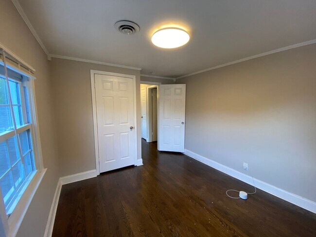 Building Photo - Spacious 5Bed/3.5Bath Townhome in Prime To...