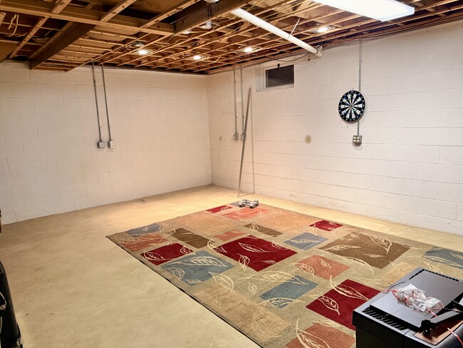 Building Photo - 5200 Skyline Dr