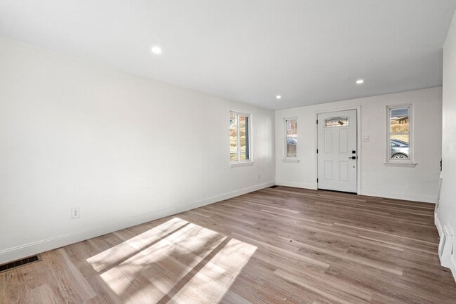 Building Photo - Newly Renovated 3 Bed/2.5 Bath Home - Cent...