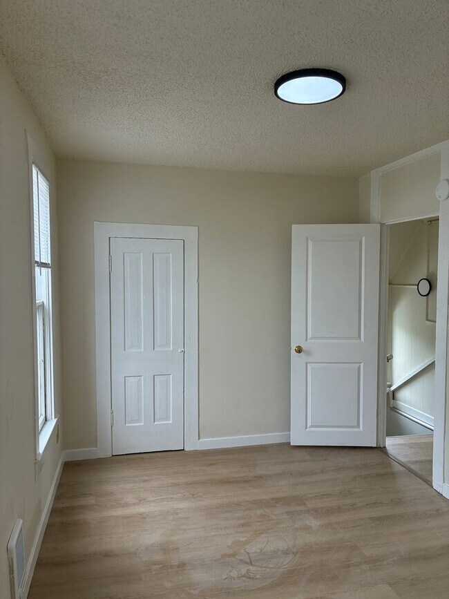 Building Photo - 2 Bedroom, 1 Bedroom Home for Rent