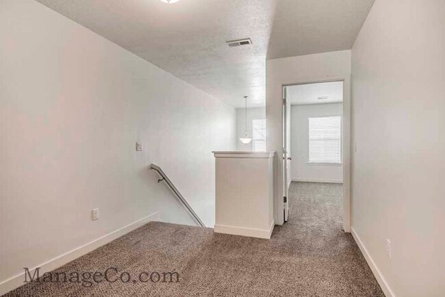 Building Photo - Comfortable New Townhouse