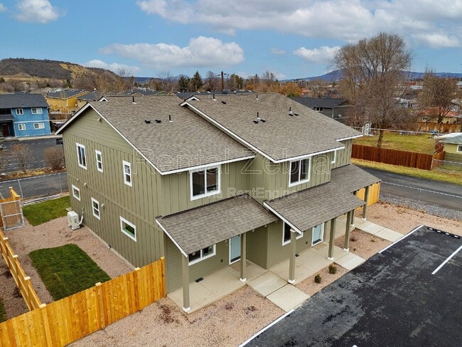 Building Photo - 374 SE Garner St