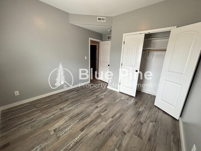 Building Photo - 2803 Mary Dr