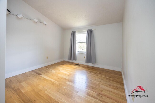 Building Photo - 2407 NE Skidmore St