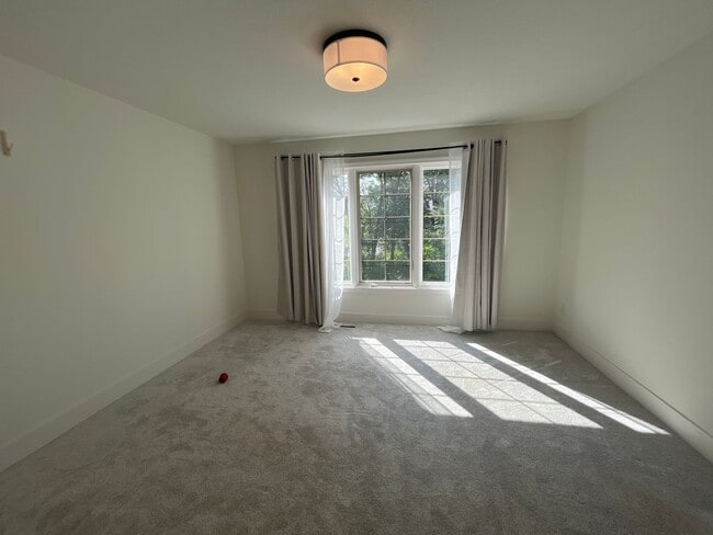 Building Photo - Welcome to this updated townhome in Northe...