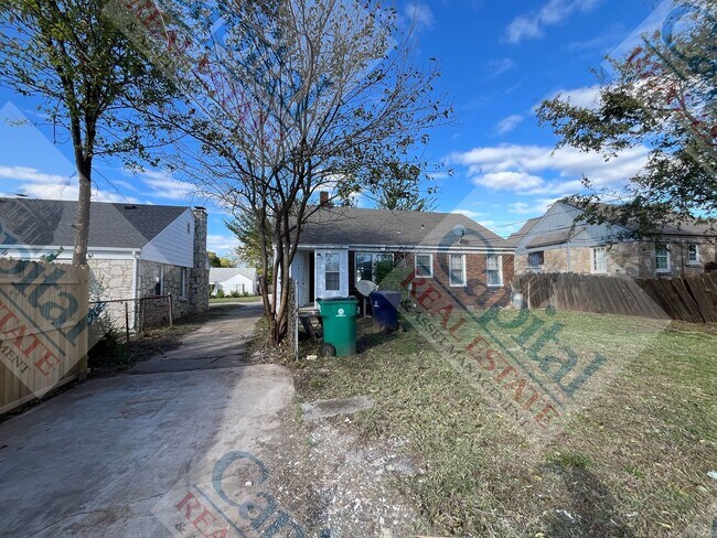 Building Photo - Charming 3 Bedroom