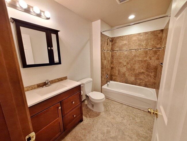 Building Photo - Newer 2 Bed 1 Bath Duplex With A View