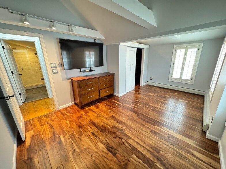 Building Photo - 5 Pearl St