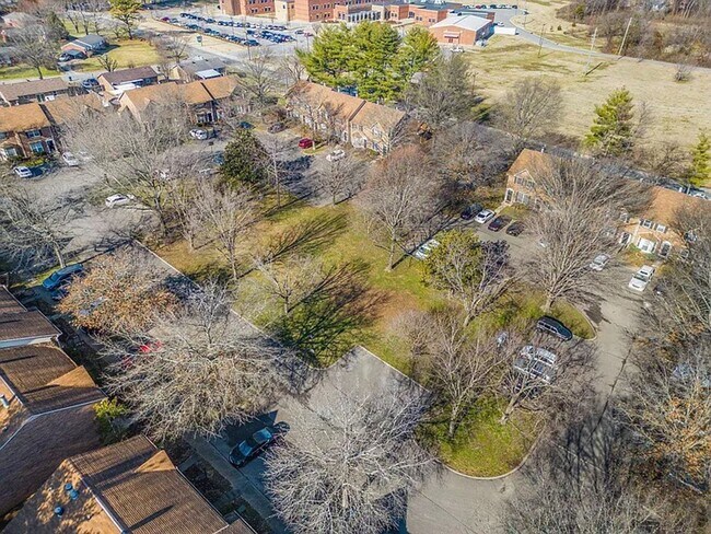 Building Photo - Great Townhome Convenient Location