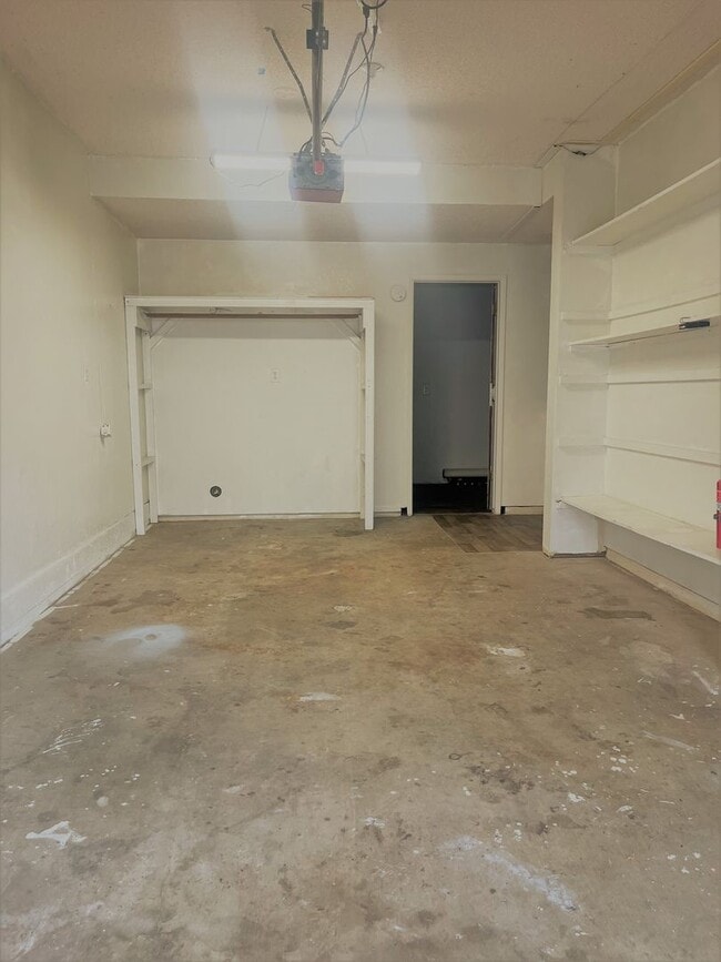 Building Photo - MOVE IN SPECIAL- 2 Bed 1.5 Bath Townhome Available Now!