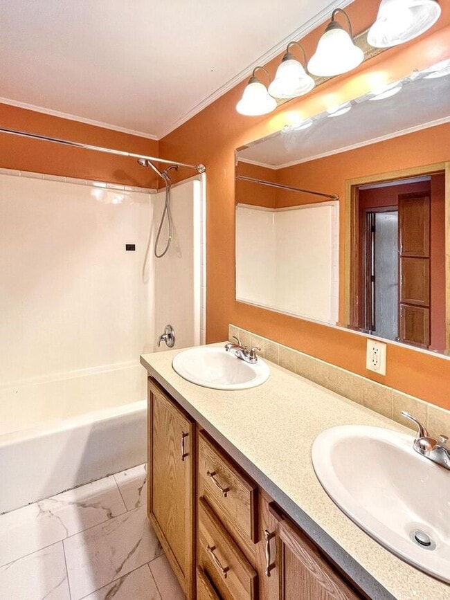 Building Photo - Charming 4-Bedroom Home in a Convenient Lo...