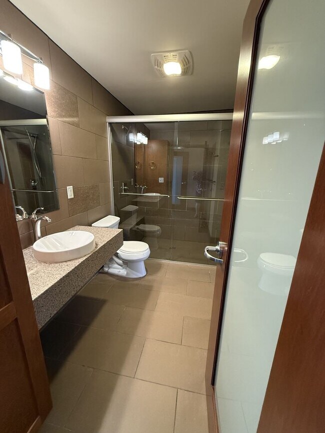 Building Photo - Luxury Apartment