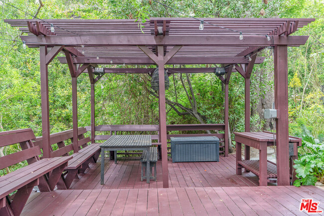 Building Photo - 3337 Ledgewood Dr