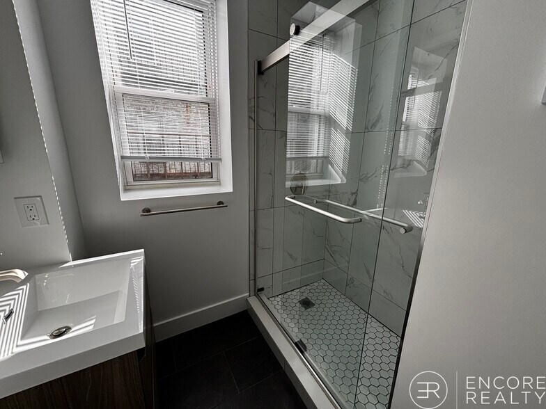 Building Photo - 65 Park Dr