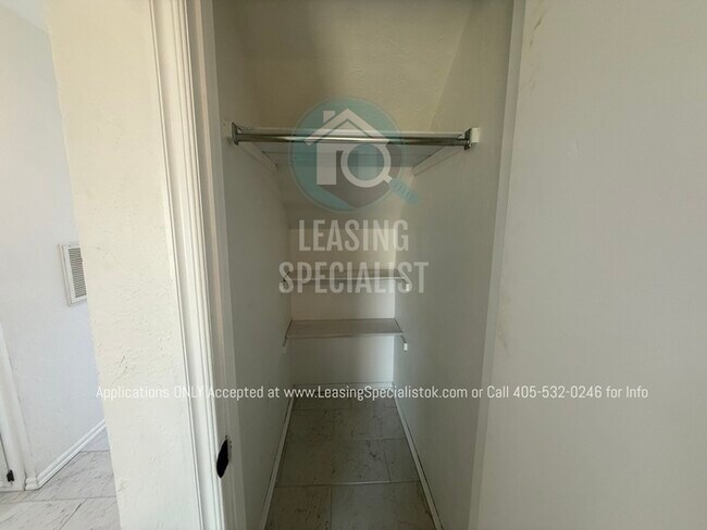 Building Photo - West Norman 2 Bed 1.5 Bath Townhouse Available for Your Immediate Move!