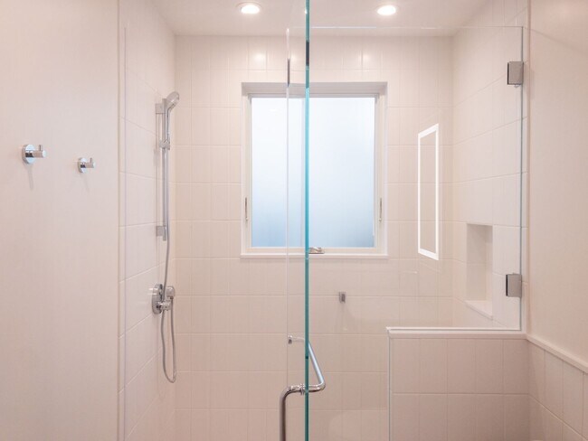 Building Photo - Stunning, Fully Remodeled Jr. 1bd/1ba! Remodeled! Private Deck! Parking! Laundry! PROGRESSIVE!