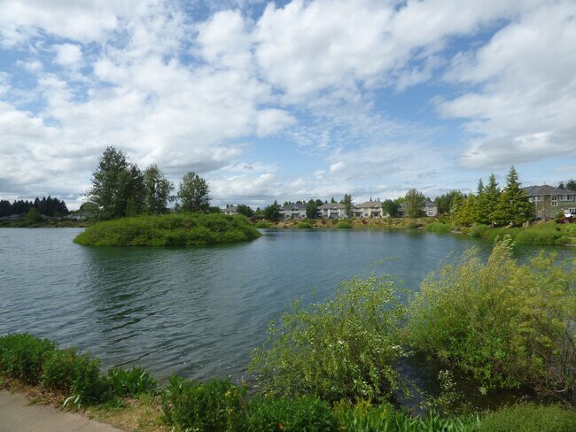 Building Photo - 3 Bed Lakeside Townhouse in Gated Community