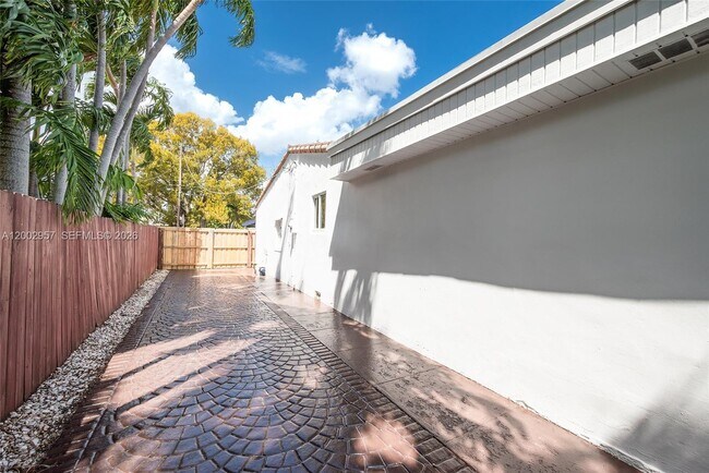 Building Photo - 6134 SW 28th St