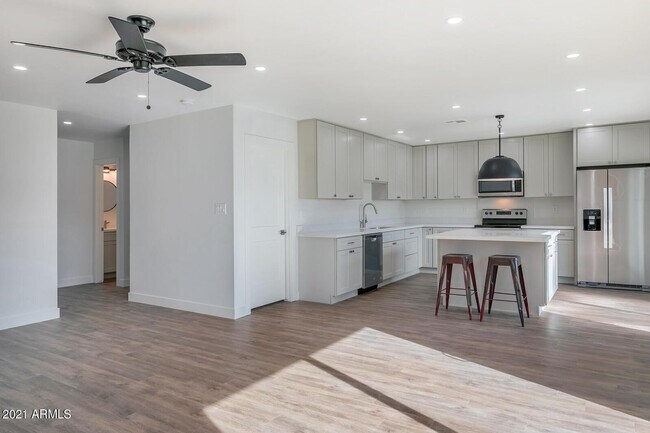 Building Photo - 2333 E Paradise Dr