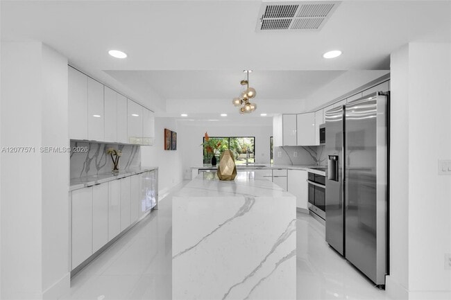 Building Photo - 3843 Alcantara Ave