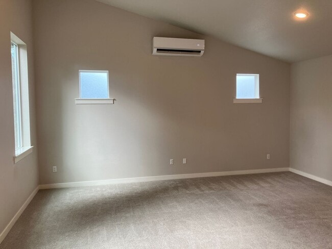 Building Photo - Large Three Bedroom Home in Sustainable South Salem Community