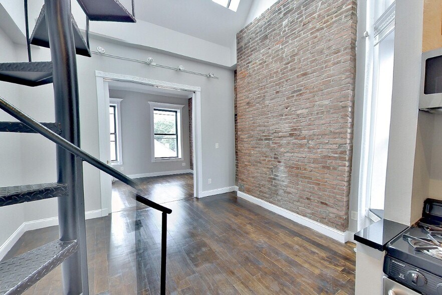 Building Photo - 250 Mott St