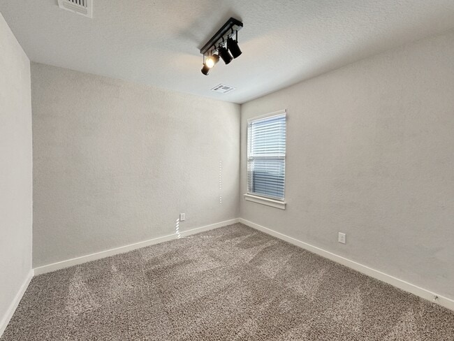 Building Photo - 736 Ft Leonard