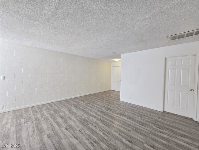 Building Photo - 2913 Stewart Ave