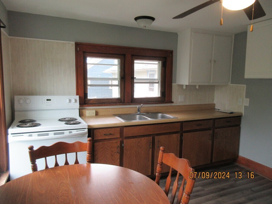 Building Photo - 919 W 8th St