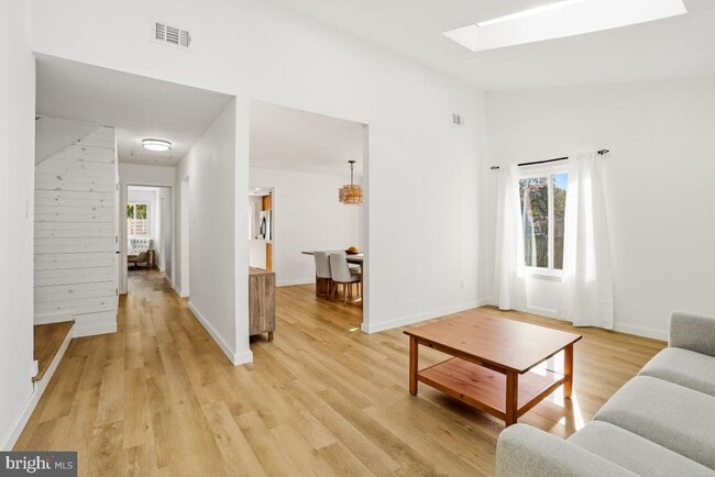 Building Photo - 1527 Hiddenbrook Dr