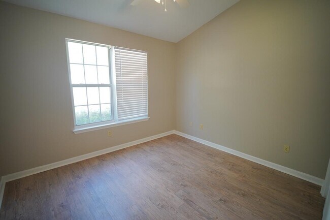 Building Photo - 2414 Manzanita Ct