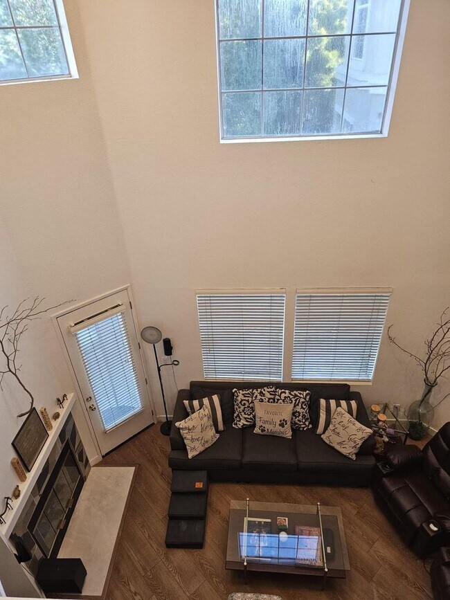Building Photo - Modern 3BD/3BA Townhouse in Prime Union Ci...
