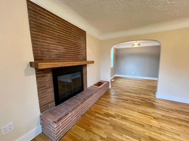 Building Photo - Charming 2 BD + Studio (Water Included)