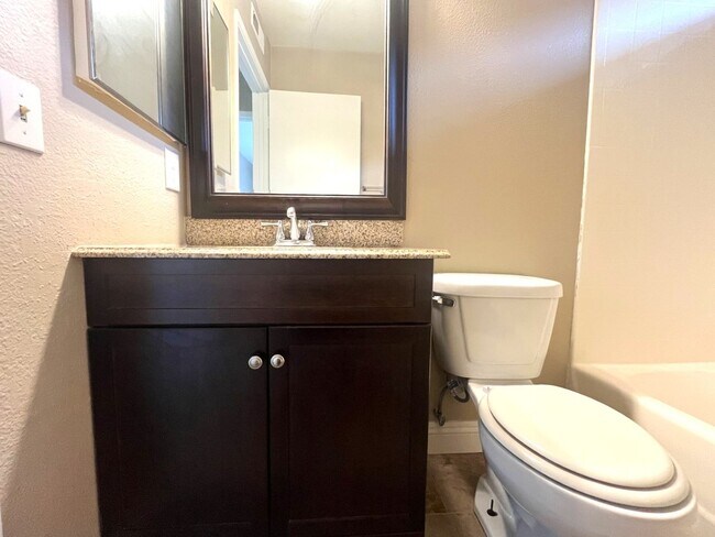 Building Photo - 3 bed, 2.5 bath located in Corona, CA!