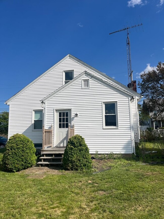 Building Photo - 3BR Home with Large Yard & Extra Storage