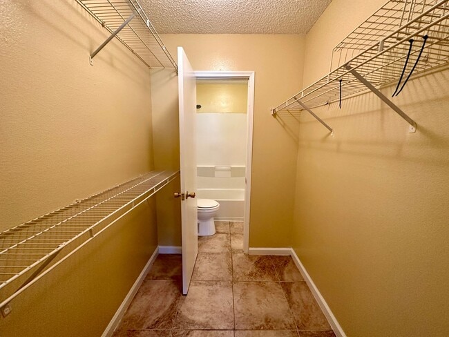 Building Photo - 2 Bedroom 1 Bath Available with Water, Tra...