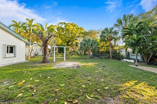 Building Photo - Comfortable Oakland Park Living - 3BR with Outdoor Space