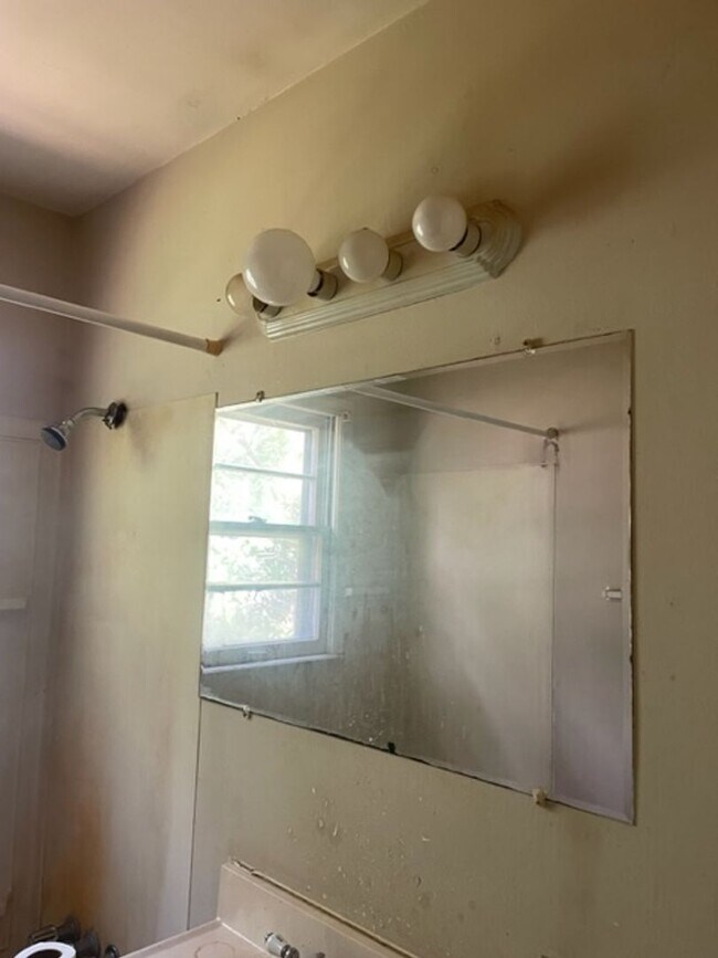 Building Photo - Three Bedroom One bathroom home for Rent