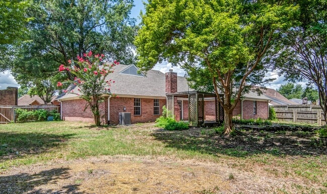 Building Photo - 5624 Annandale Dr