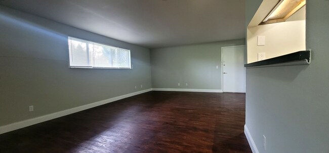Building Photo - Beautiful Two Bedroom One Bath Apartment Home