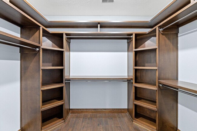 Building Photo - 5 Bedroom Dream Home!