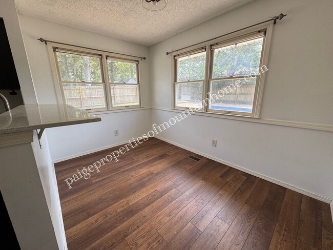 Building Photo - Stylish 3-Bedroom Home with Beautiful Kitc...