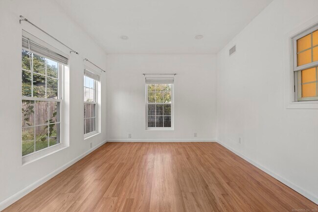 Building Photo - 322 Greenfield St