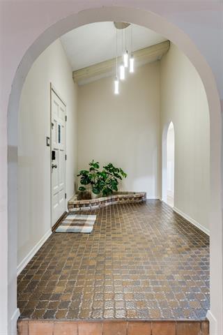 Building Photo - 705 Lake Louise Rd