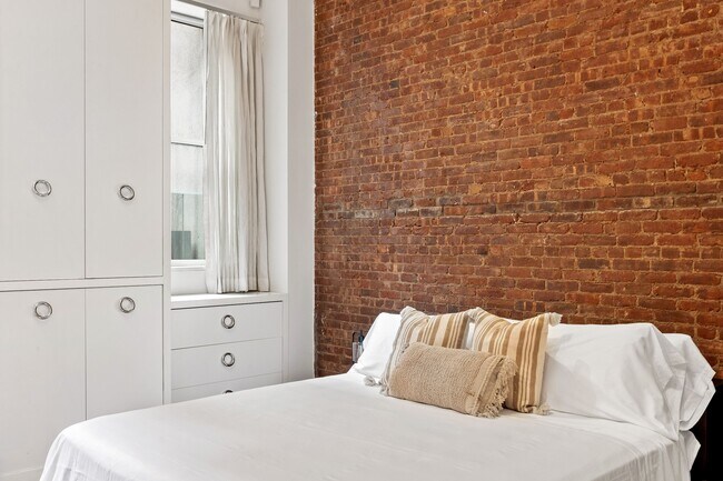 Building Photo - 10 E 14th St