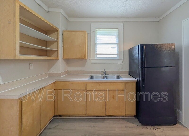 Building Photo - 1734 Brackland St
