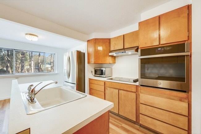 Building Photo - 250 Hudson Rd