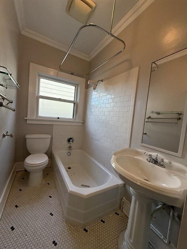 Building Photo - 2440 SW 5th Ave